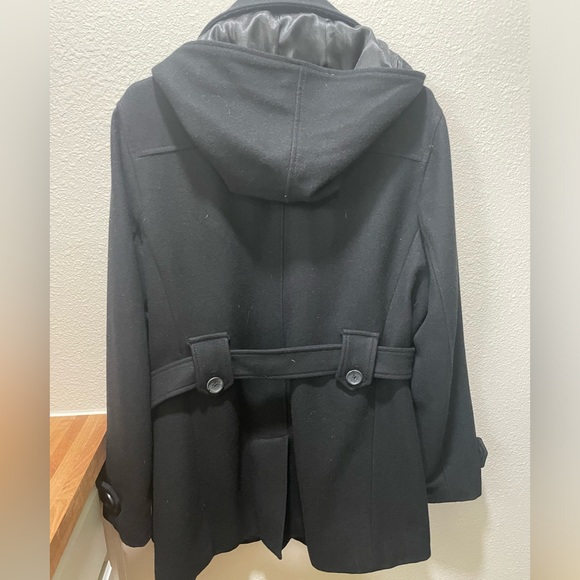 Woman’s Black Gap Peacoat - Picture 2 of 5